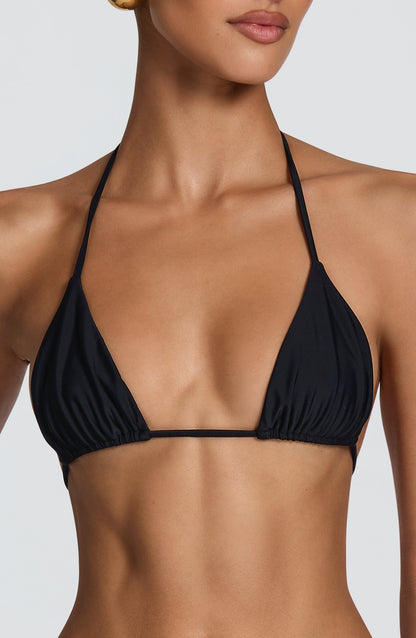 Top de bikini negro de triángulo con copas drapeadas y tirantes finos