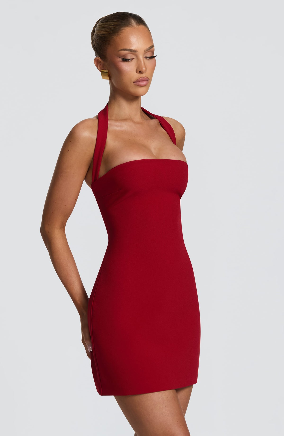 Vestido rojo vino sin mangas con escote corazón y silueta entallada