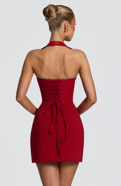 Vestido rojo vino sin mangas con espalda abierta y cordones decorativos