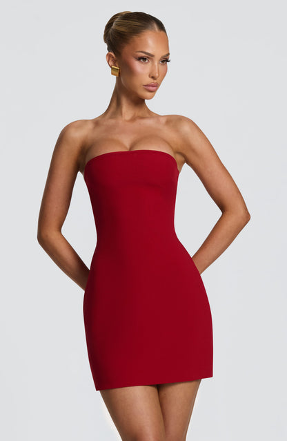 Vestido rojo vino sin mangas con escote bandeja y falda recta