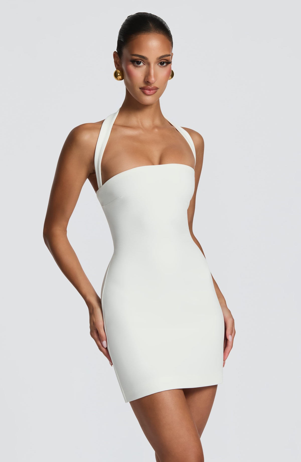 Vestido blanco corto entallado con escote halter y tirantes
