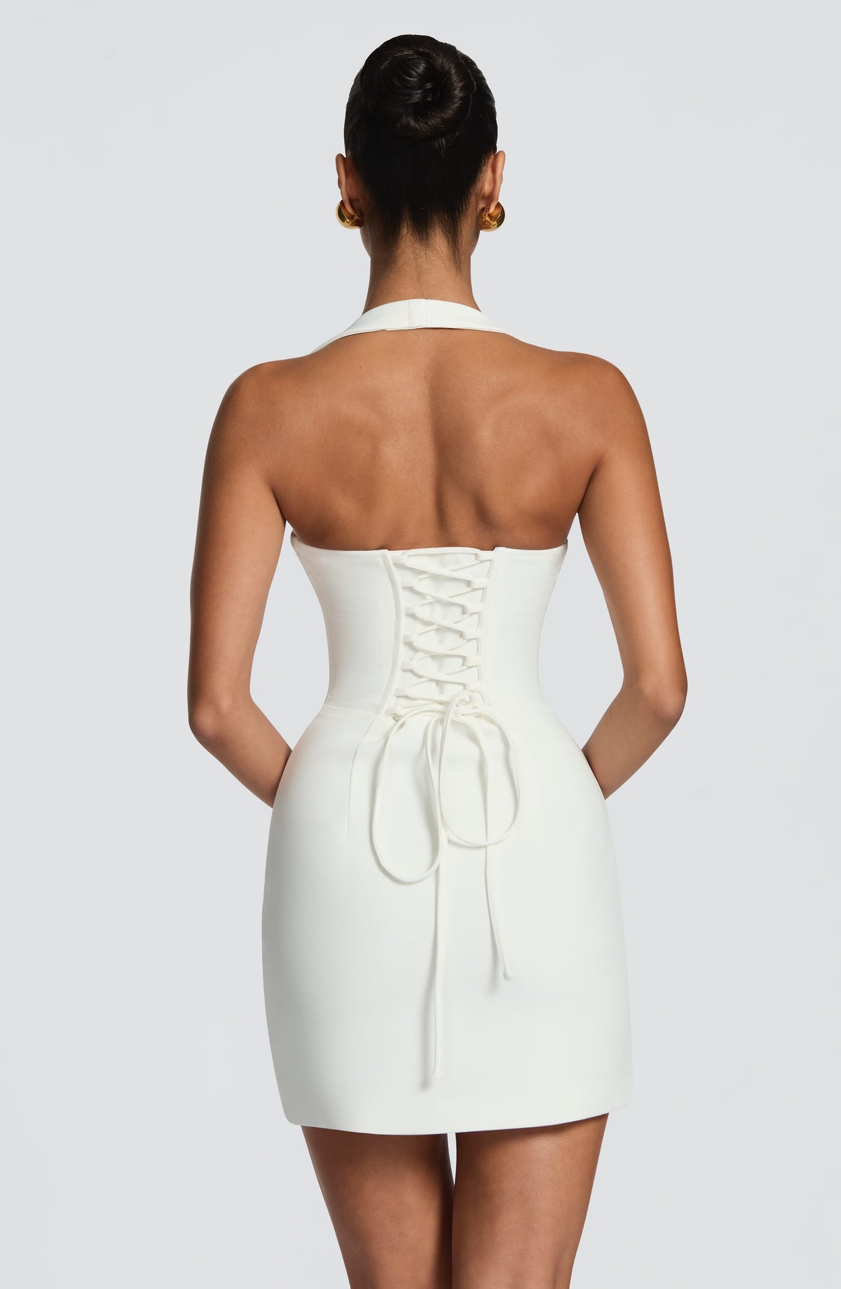 Vestido blanco con espalda descubierta, fruncido y cordón ajustable