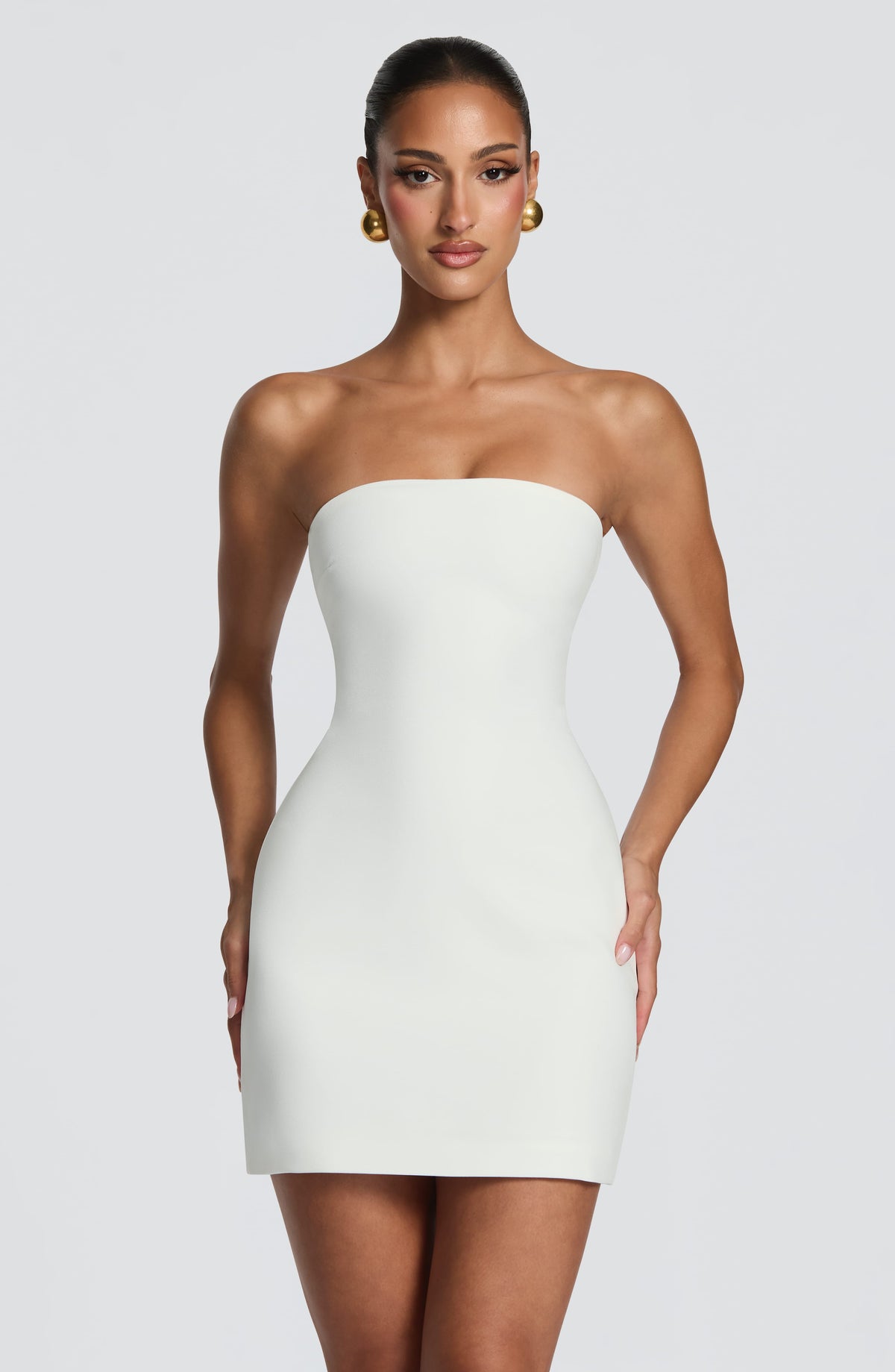 Vestido blanco strapless corto, silueta ceñida y escote recto