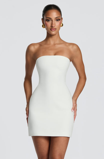 Vestido blanco strapless corto, silueta ceñida y escote recto