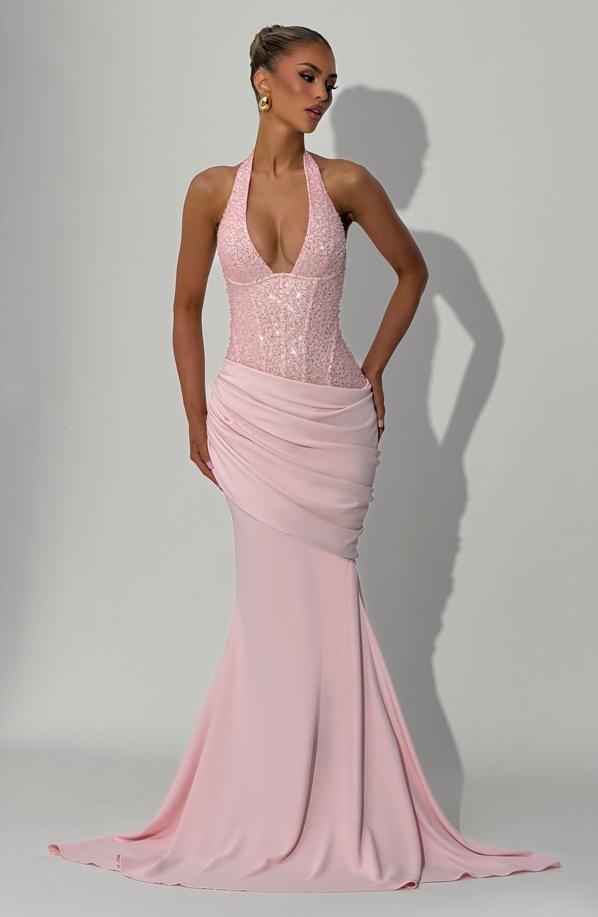Vestido ALESSIA rosa claro con escote en pico de lentejuelas y cola sirena
