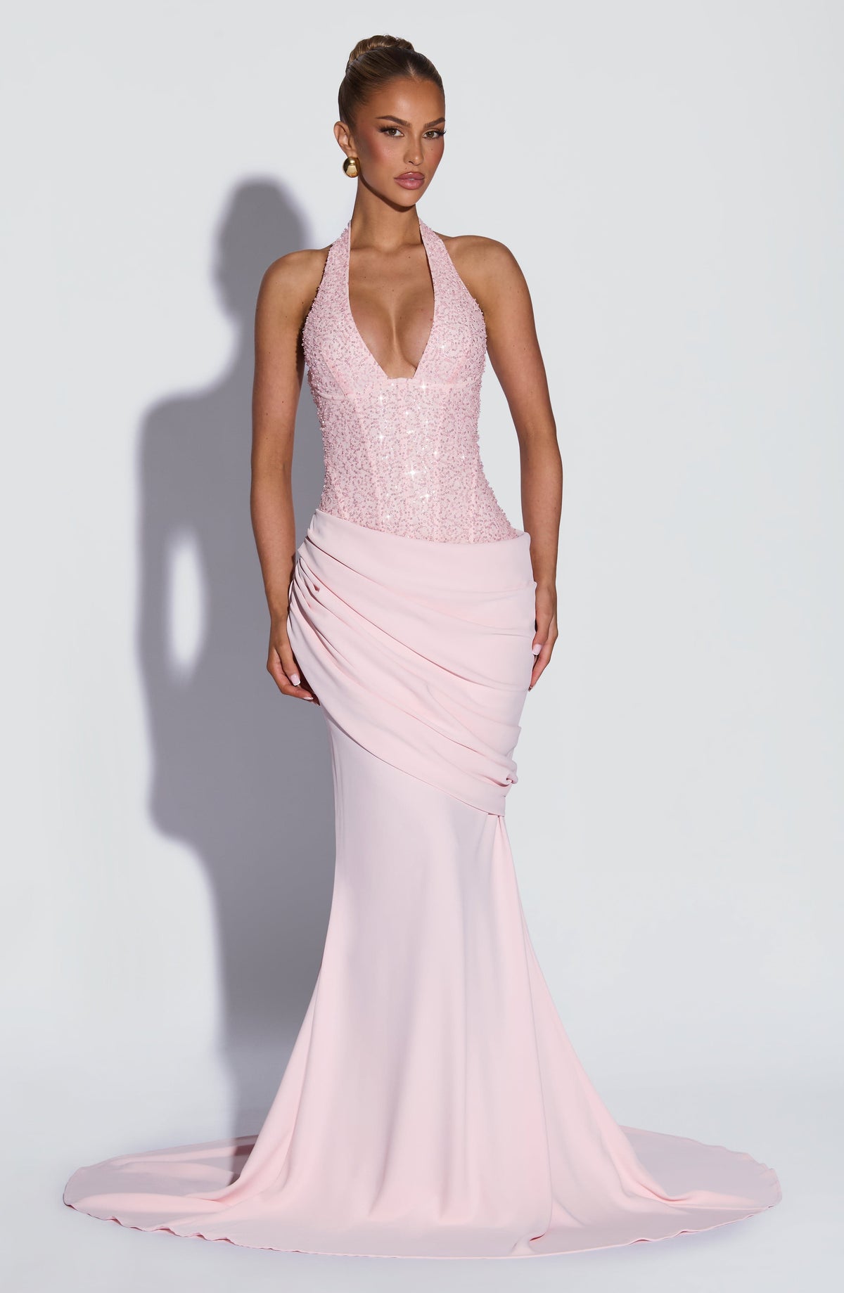 Vestido ALESSIA rosa claro con escote en pico y lentejuelas, falda drapeada sirena