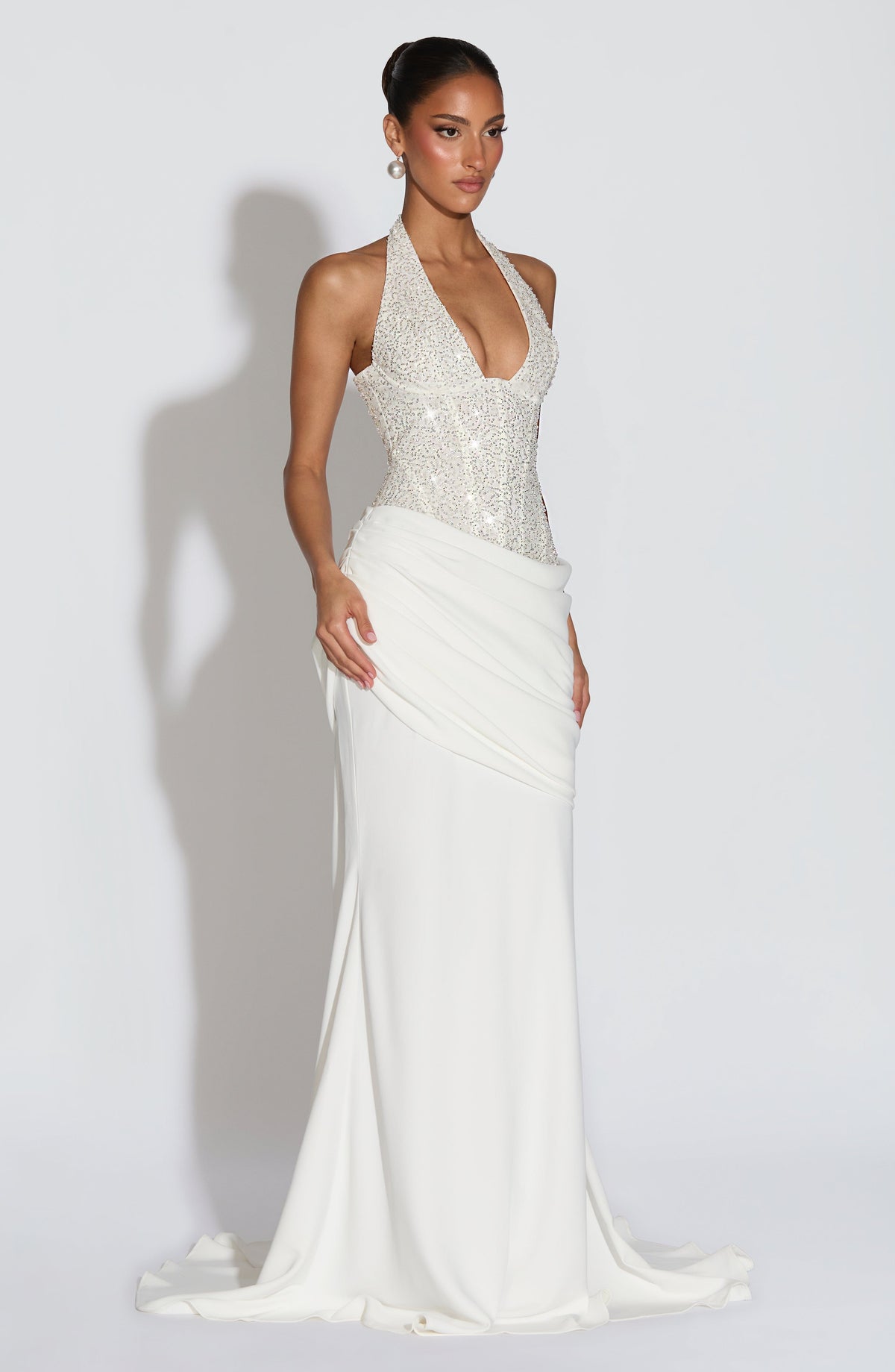 Vestido ALESSIA marfil con escote en pico de lentejuelas y falda drapeada