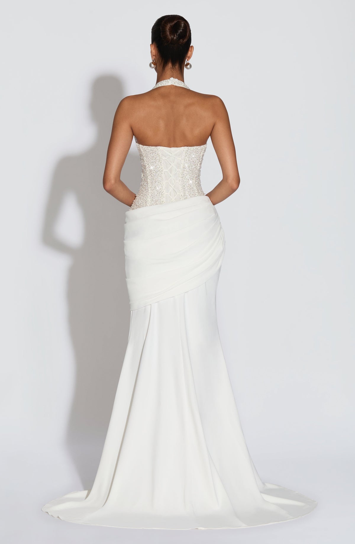 Vestido ALESSIA marfil con espalda descubierta y lentejuelas, falda drapeada