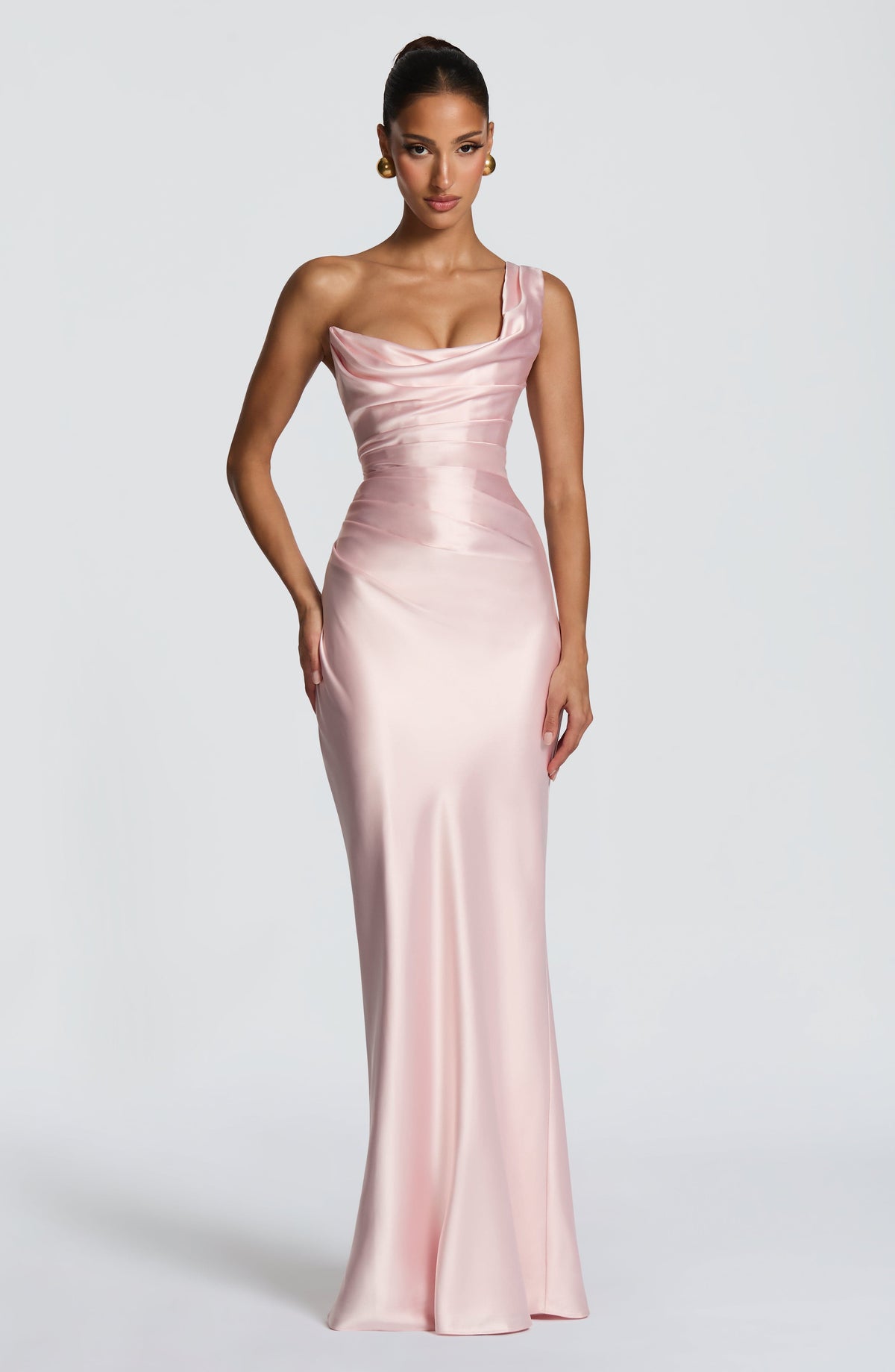 Vestido Tania satinado rosa palo, tirante asimétrico y drapeado en el escote.