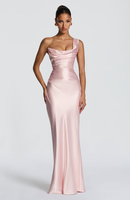 Vestido Tania satinado rosa palo, tirante asimétrico y drapeado en el escote.