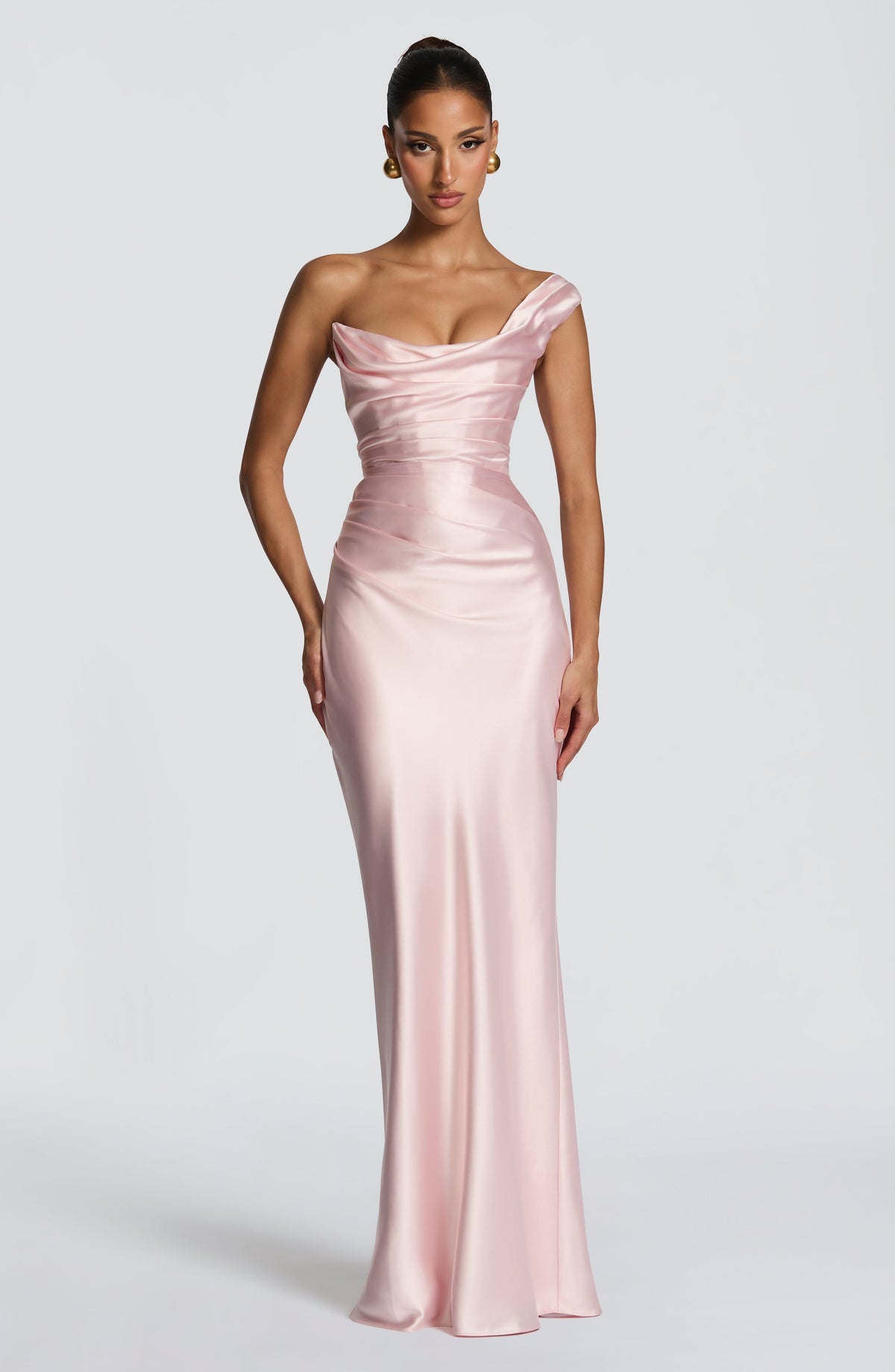 Vestido largo satinado rosa con tirante asimétrico y falda entallada