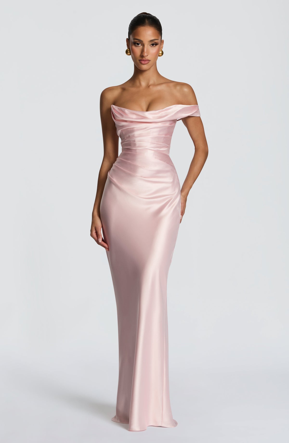 Vestido largo satinado rosa con hombro descubierto y caída ajustada