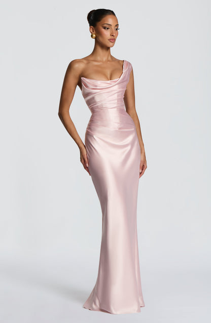 Vestido largo satinado rosa con hombro descubierto y escote drapeado