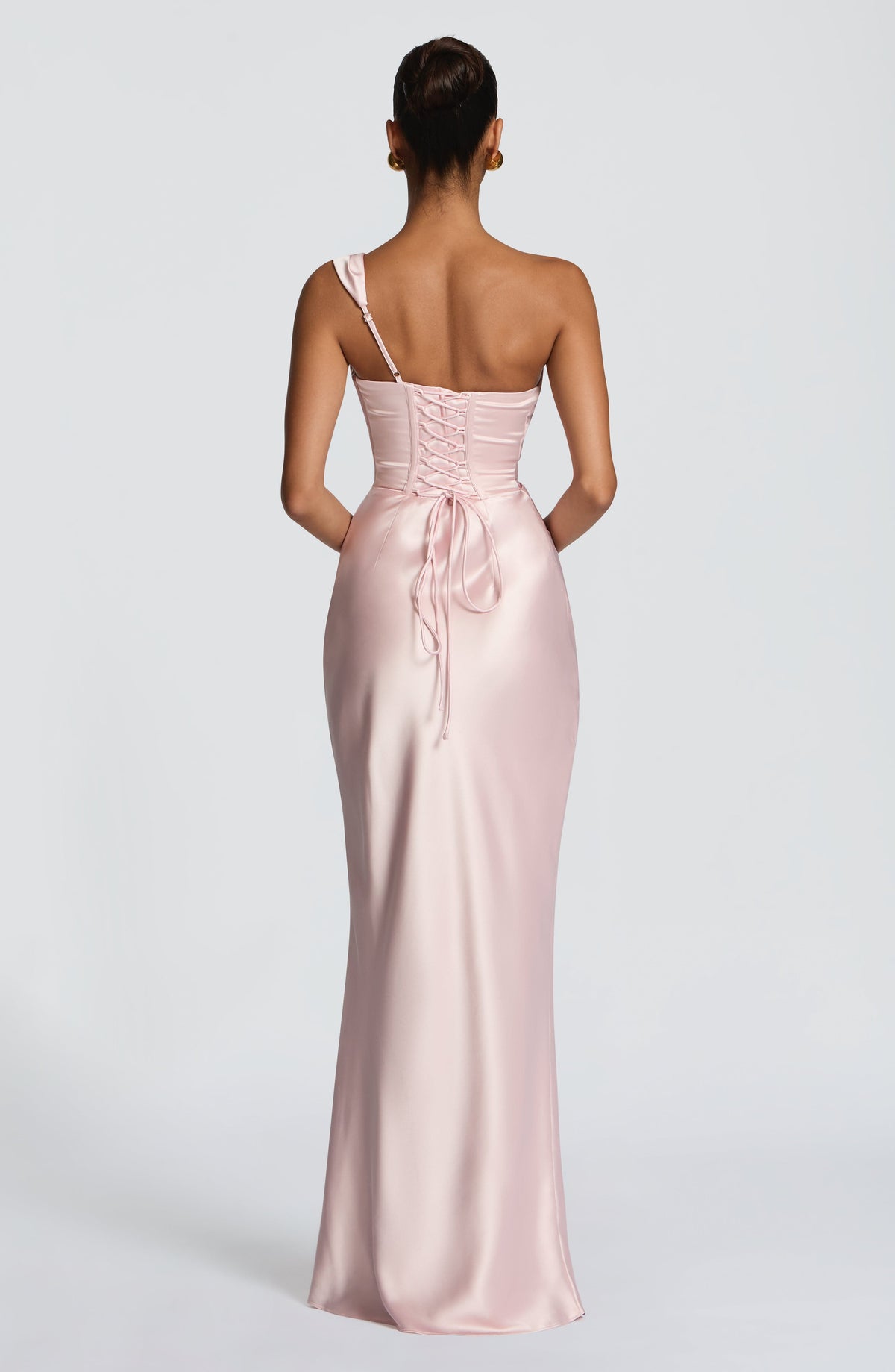 Vestido largo satinado rosa con espalda descubierta, tirantes finos y lazo