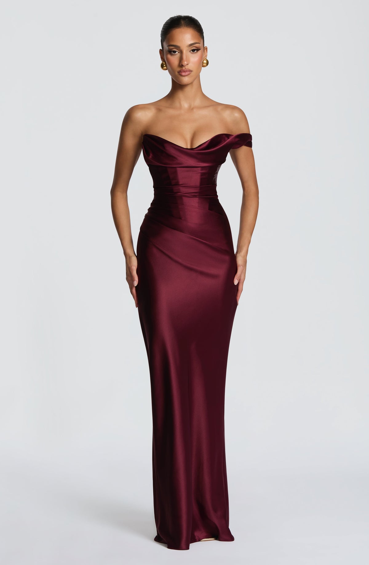 Vestido largo satinado burdeos, sin mangas con tirante caído, escote drapeado, entallado