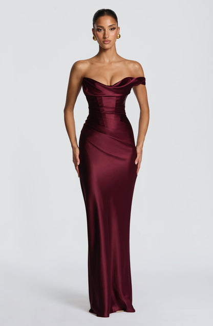 Vestido largo satinado burdeos, sin mangas con tirante caído, escote drapeado, entallado