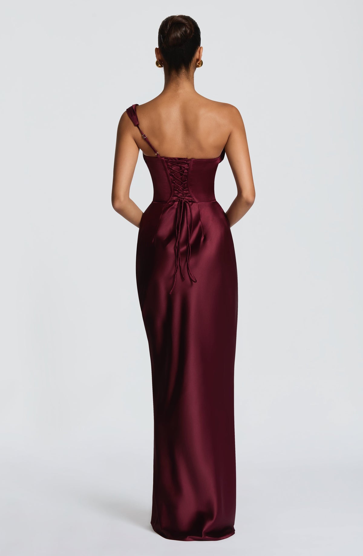 Vestido largo satinado burdeos, espalda descubierta, tirantes finos y costuras fruncidas