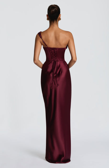 Vestido largo satinado burdeos, espalda descubierta, tirantes finos y costuras fruncidas