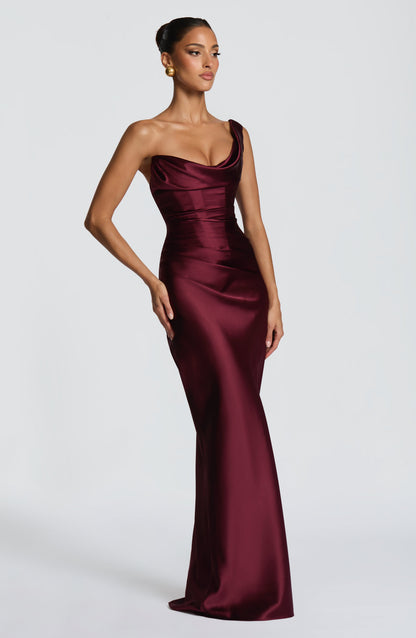 Vestido largo satinado burdeos, sin mangas, escote drapeado, silueta entallada