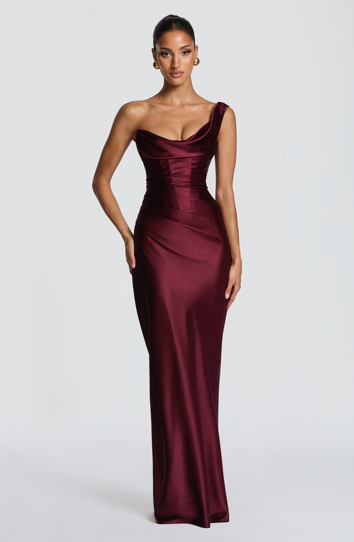 Vestido largo satinado burdeos, sin mangas, escote drapeado asimétrico, entallado