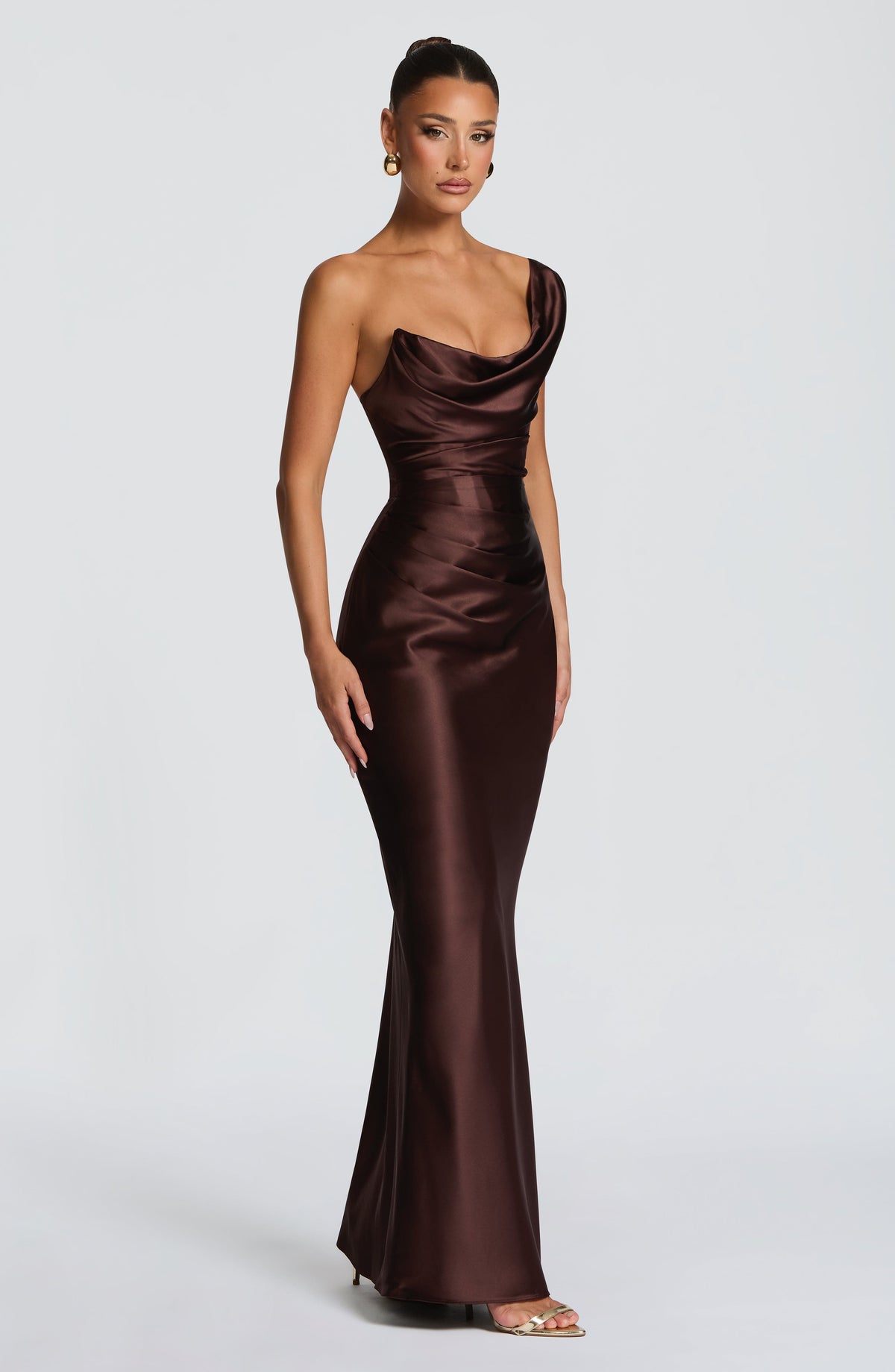 Vestido largo satinado marrón oscuro con escote cruzado y drapeado frontal, entallado.