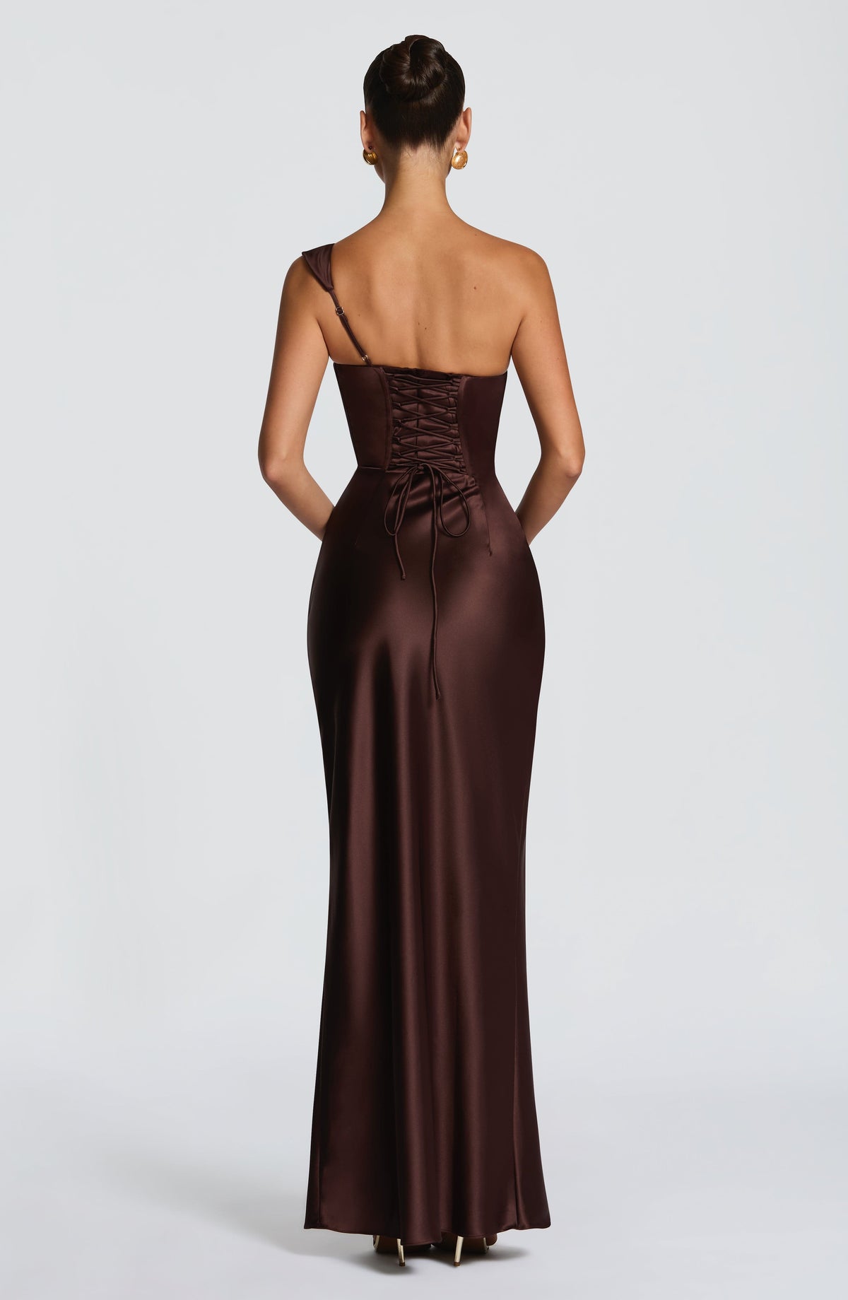 Vestido largo satinado marrón oscuro con espalda descubierta y recogido en la cintura.