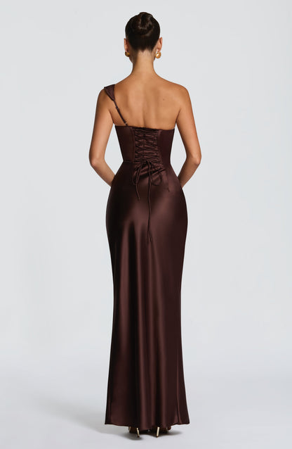 Vestido largo satinado marrón oscuro con espalda descubierta y recogido en la cintura.