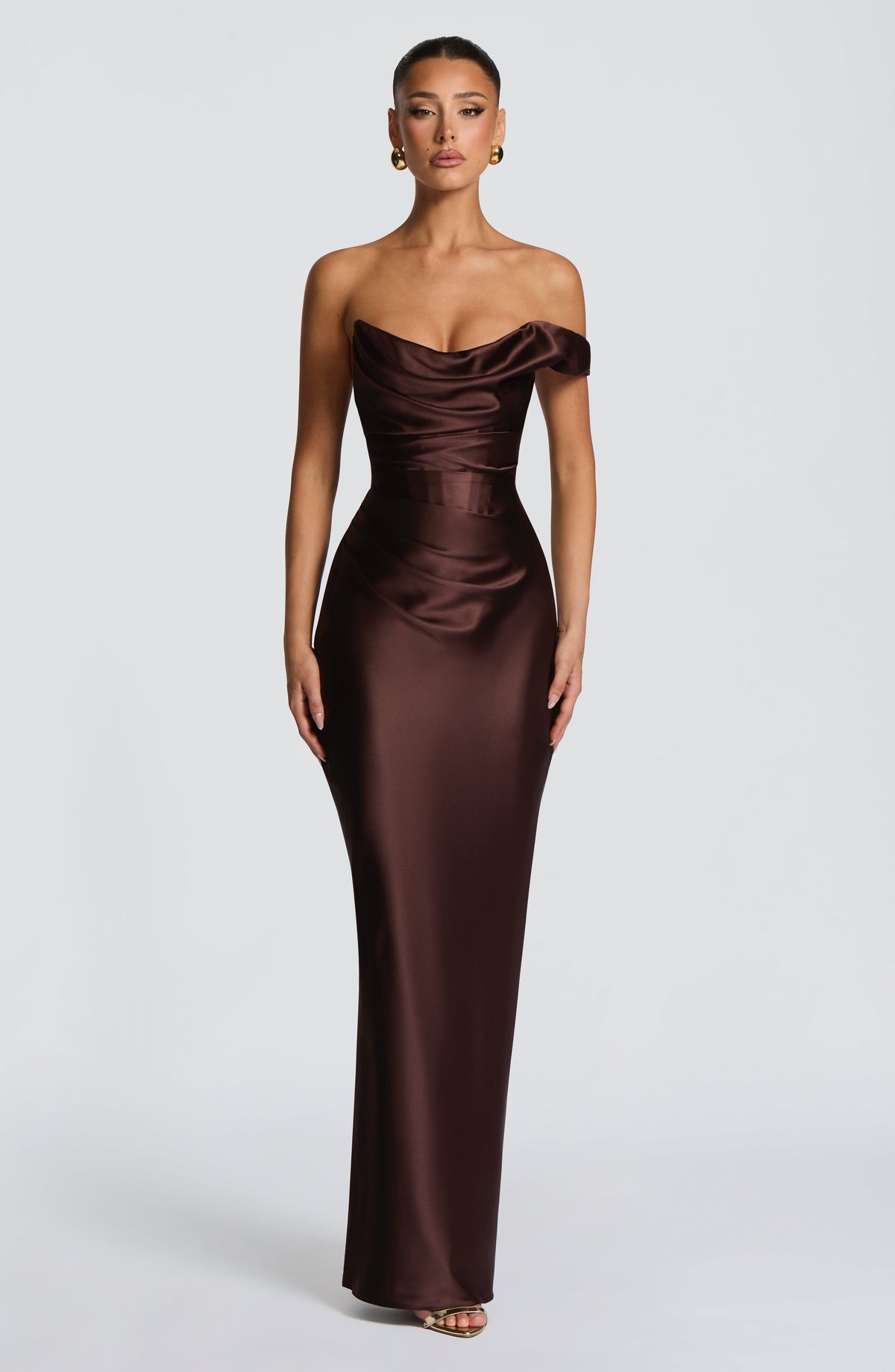 Vestido largo satinado marrón oscuro con escote de un hombro y falda entallada.