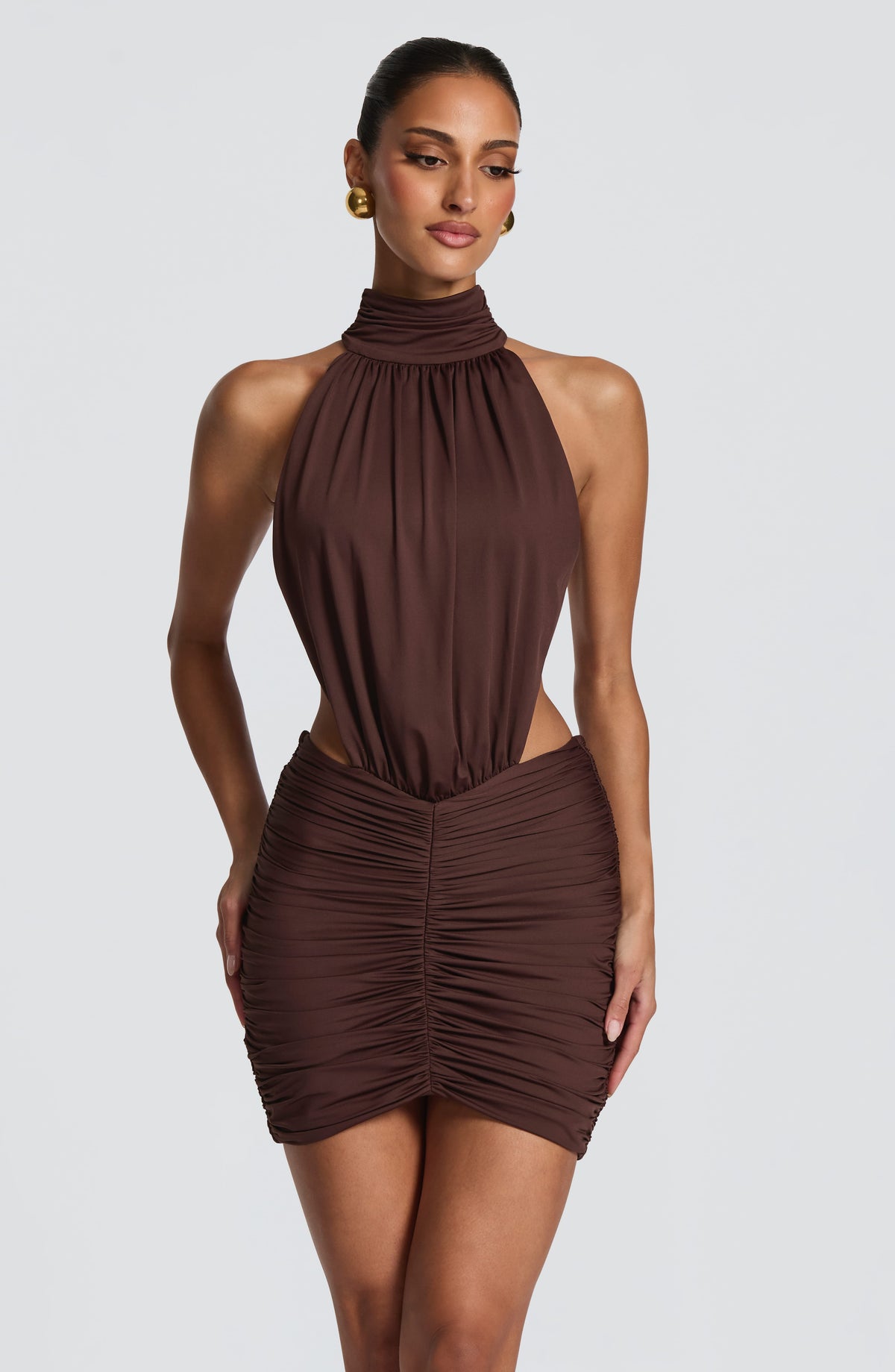 Vestido ELISA marrón con cuello alto y corpiño drapeado; falda fruncida.