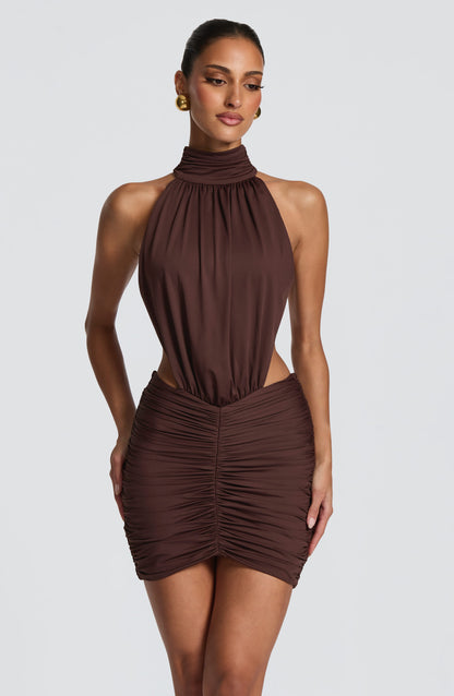 Vestido ELISA marrón con cuello alto y corpiño drapeado; falda fruncida.