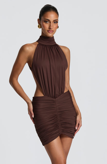 Vestido ELISA marrón con cuello alto sin mangas, cintura fruncida y falda ajustada.