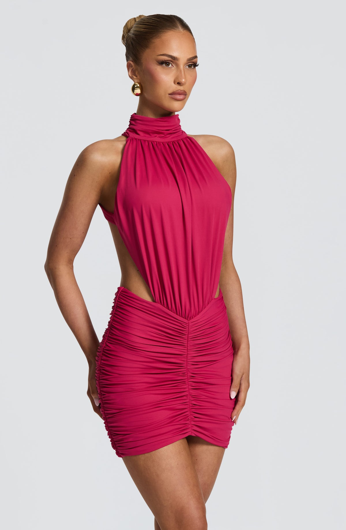 Vestido ELISA fucsia con cuello alto halter y drapeado vertical en el torso