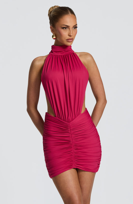 Vestido ELISA fucsia sin mangas, cuello alto halter y fruncido drapeado en cintura