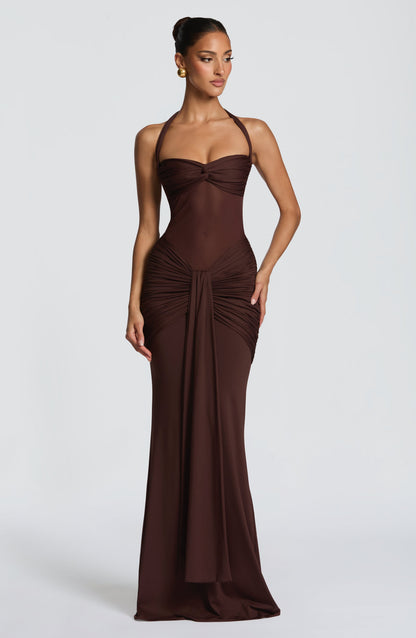 Vestido largo marrón oscuro con escote corazón, tirantes finos y drapeado fruncido