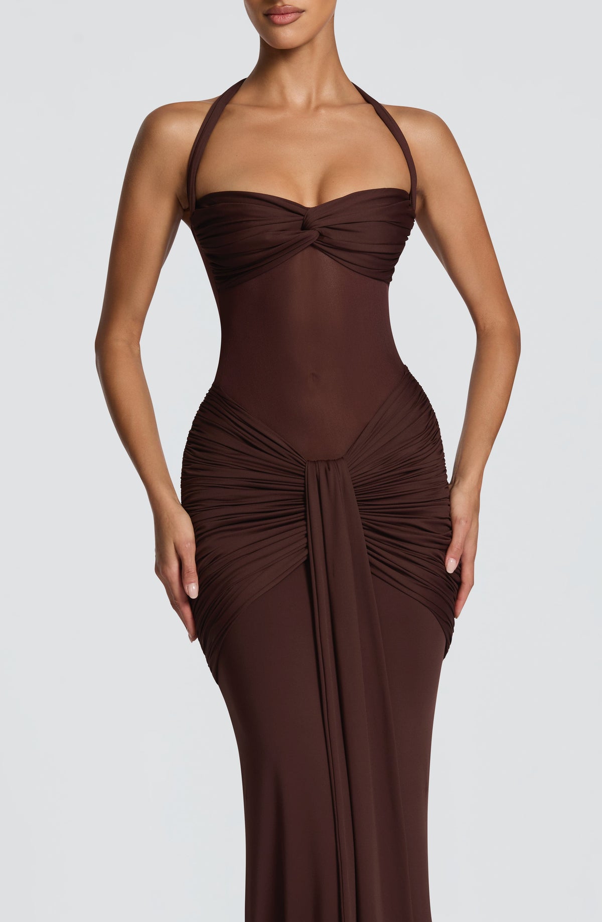 Vestido marrón oscuro con escote corazón y frunces drapeados en cintura y cadera