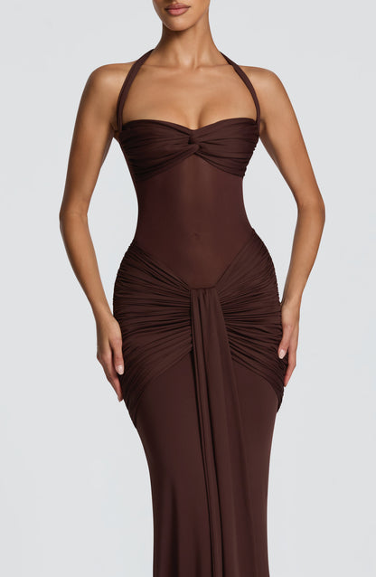 Vestido marrón oscuro con escote corazón y frunces drapeados en cintura y cadera