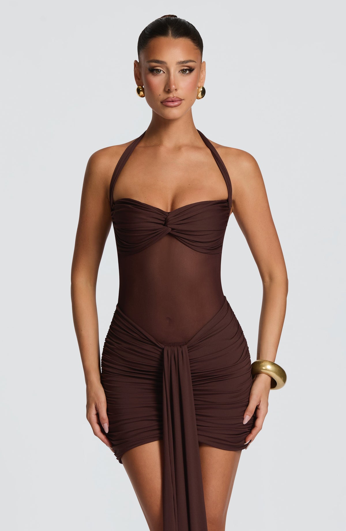 Vestido marrón oscuro entallado con escote palabra de honor y frunces decorativos