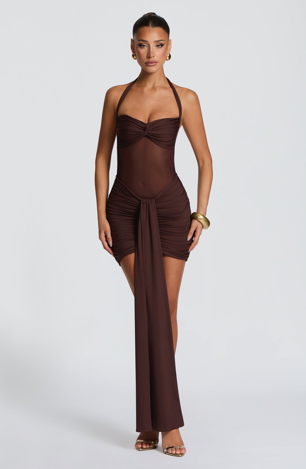 Vestido largo marrón oscuro con tirantes finos, drapeado y abertura frontal ajustada