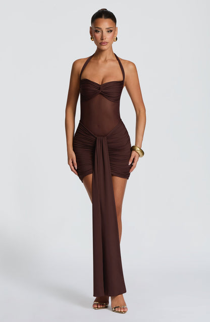 Vestido largo marrón oscuro con tirantes finos, drapeado y abertura frontal ajustada