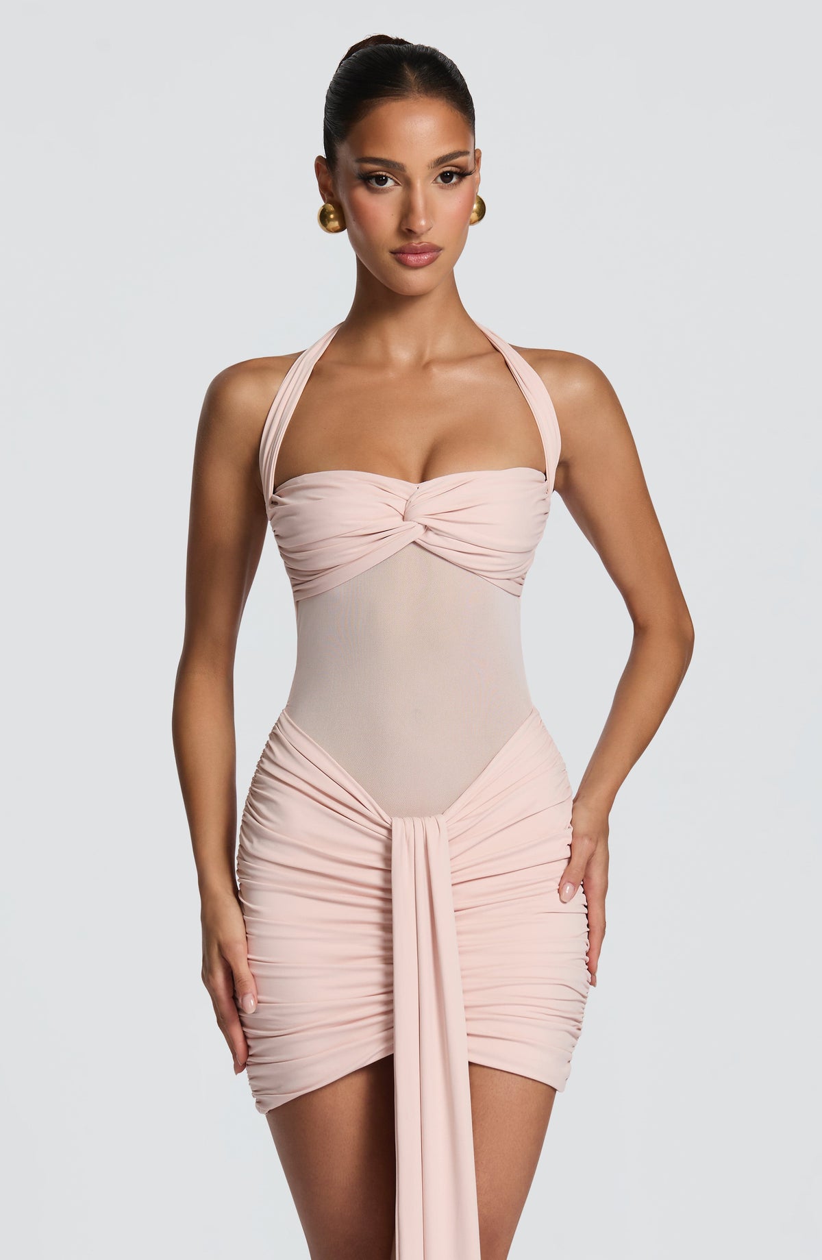Vestido VIVIANA rosa claro con escote halter y drapeado fruncido, pierna alta