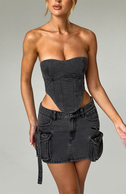 Corsé YASMIN de denim negro strapless con falda corta y bolsillos tipo cargo