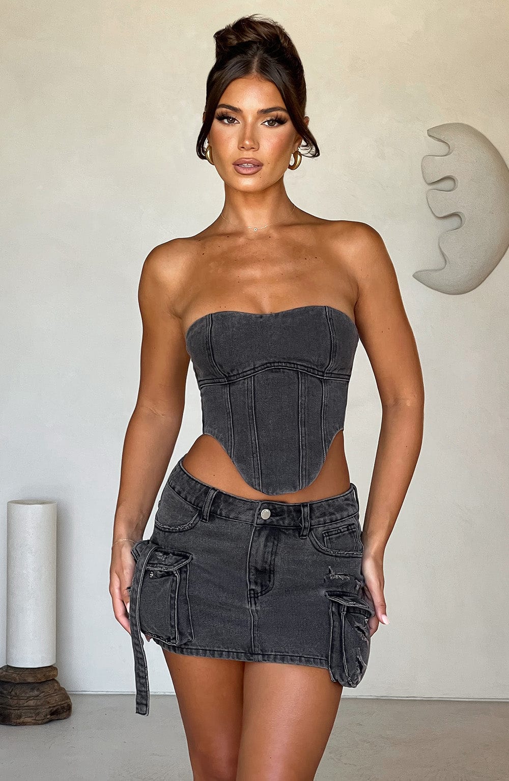 Corsé negro sin tirantes con panel frontal tipo denim y abertura inferior