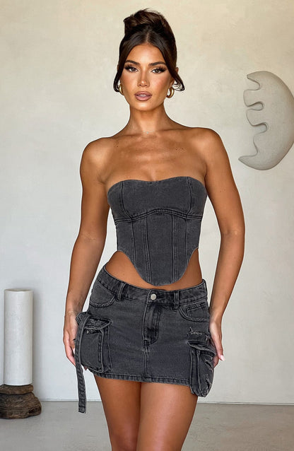 Corsé negro sin tirantes con panel frontal tipo denim y abertura inferior