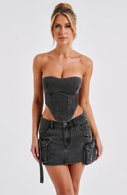 Corsé YASMIN strapless de denim negro con costuras marcadas y falda corta