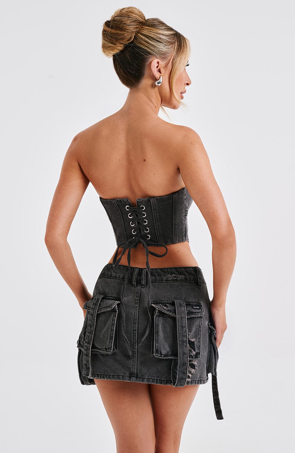 Corsé YASMIN de denim negro con espalda con cordones y falda corta con bolsillos