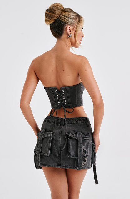 Corsé YASMIN de denim negro con espalda con cordones y falda corta con bolsillos