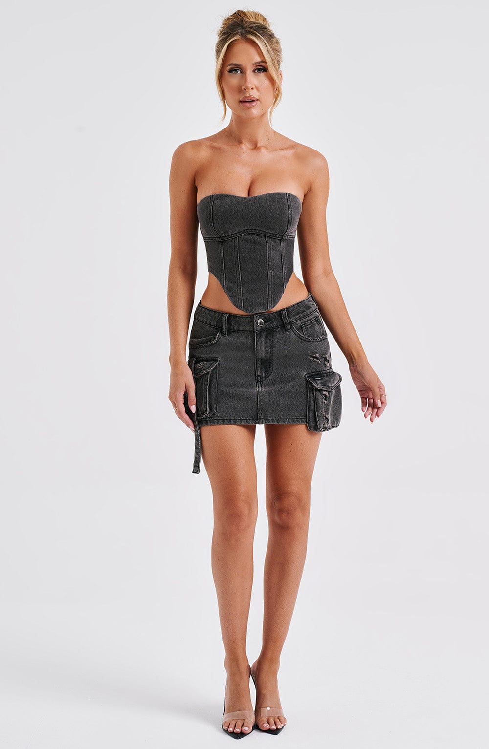 Corsé YASMIN de denim negro strapless con falda corta y detalle en la cintura