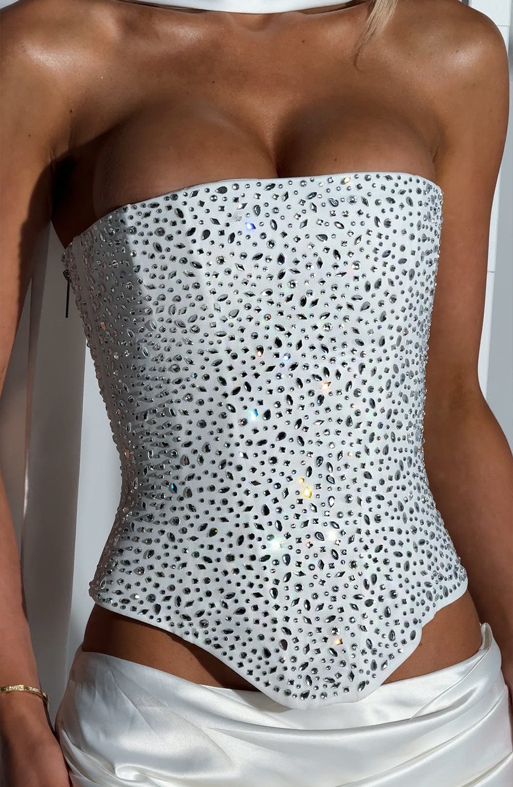 Corset marfil con pedrería tipo lentejuelas y textura muy brillante