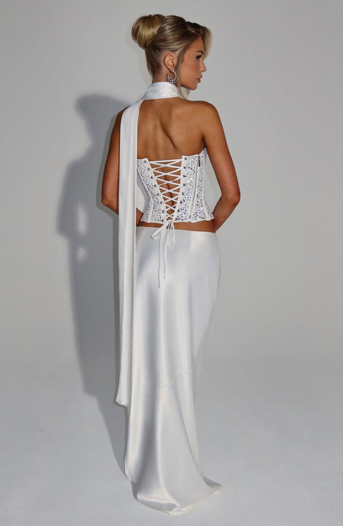 Corset marfil con espalda descubierta, cordones cruzados y pedrería brillante