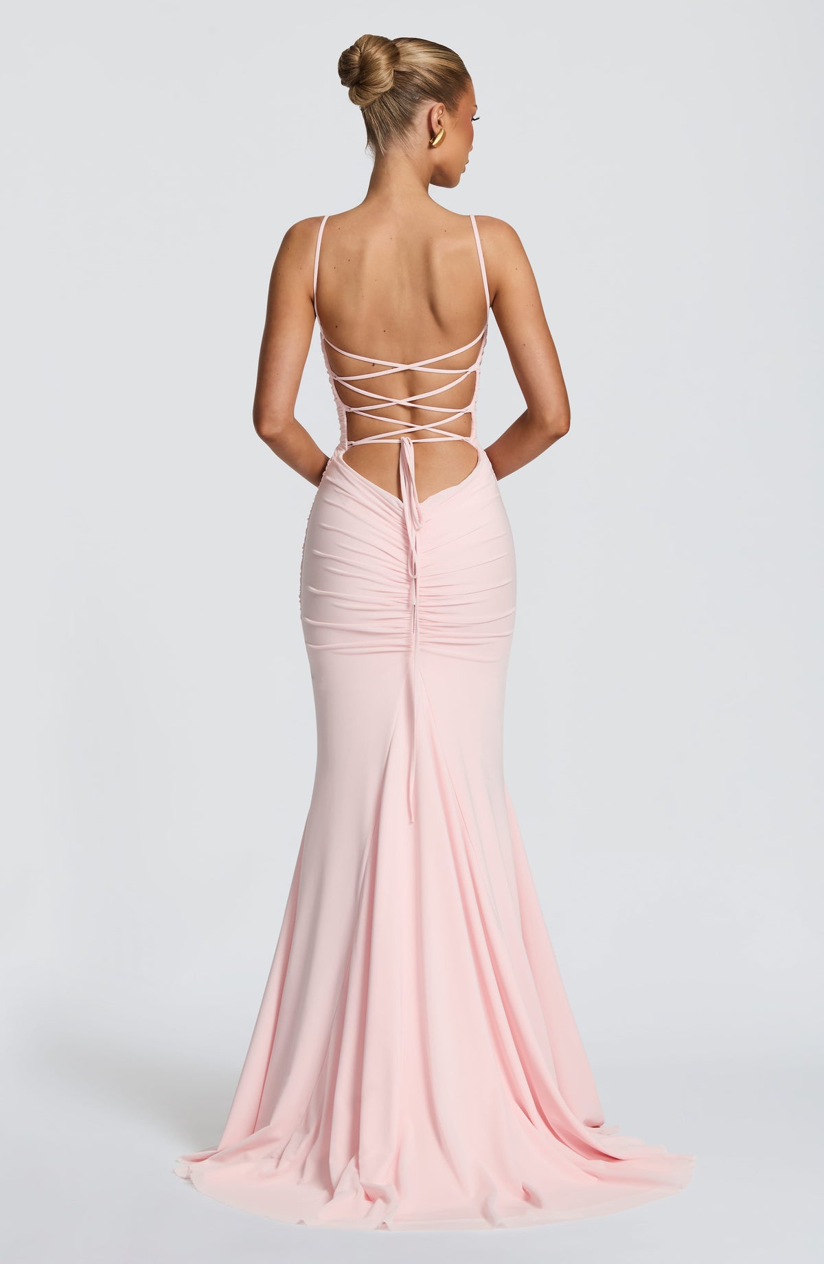 Vestido largo ZARIA rosa con espalda descubierta y tirantes cruzados